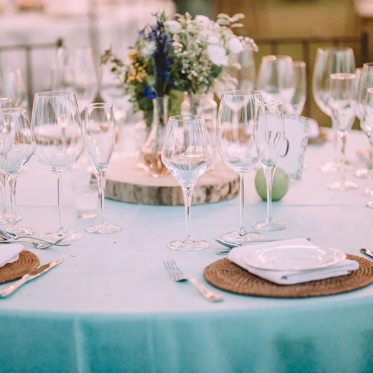 Festlich eingedeckter Tisch mit Weingläsern und Blumenschmuck