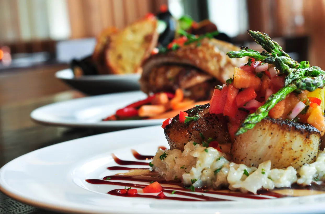 Gebratenes Fischfilet auf Risotto mit Tomatensalsa und grünem Spargel
