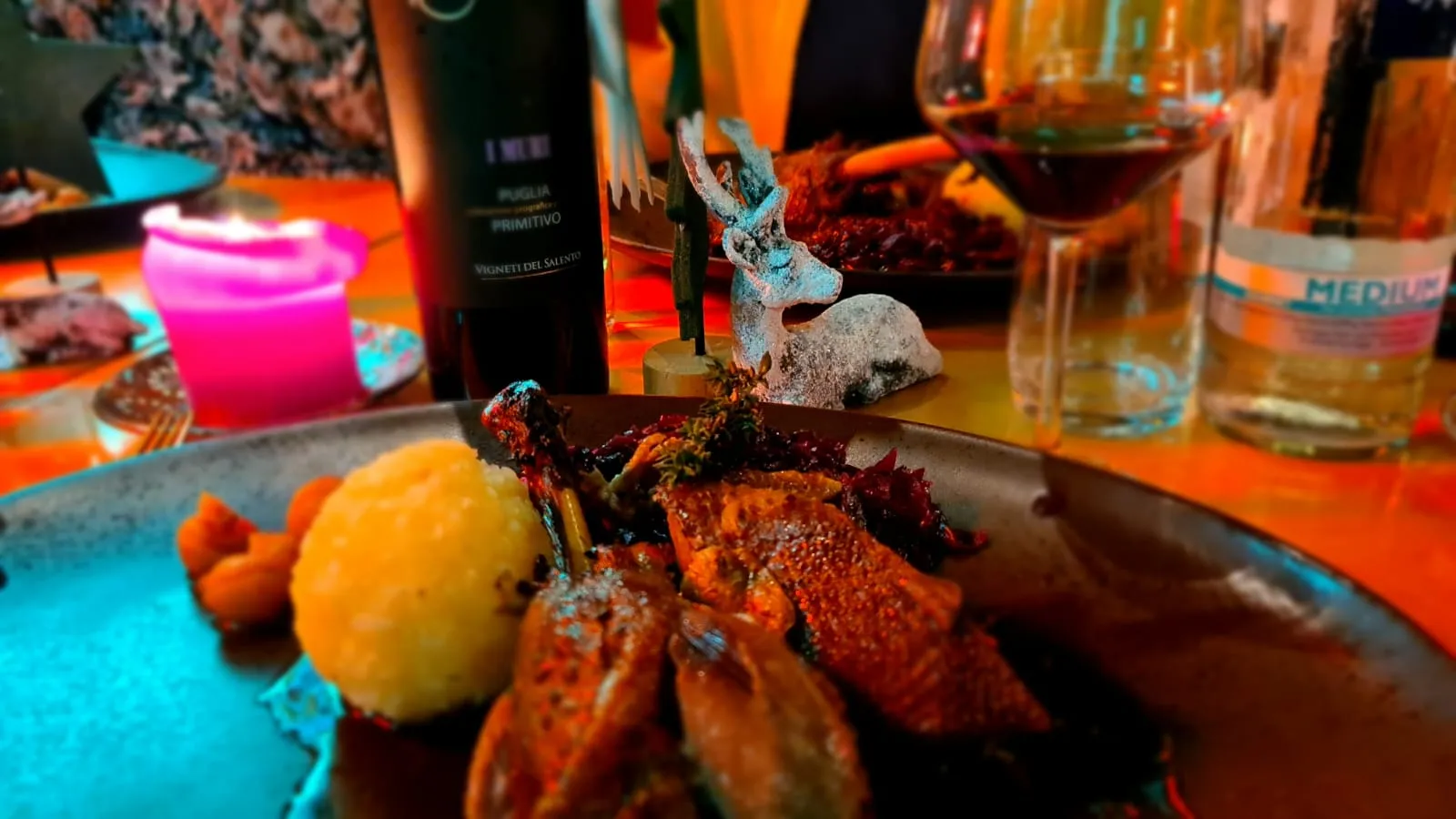 Angerichteter Gänsebraten mit Kloß in festlicher Beleuchtung