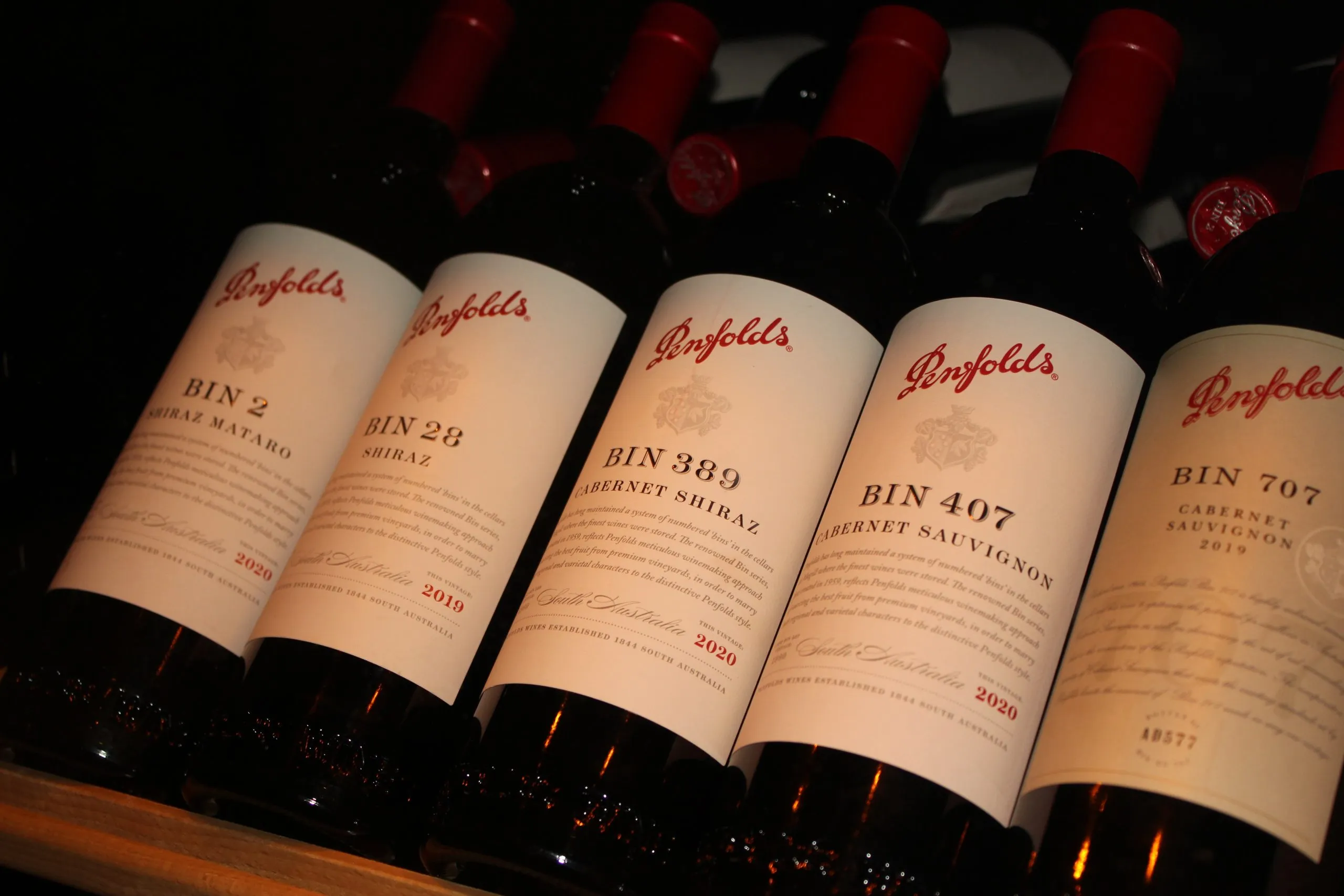 Liegende Rotweinflaschen von Penfolds: Bin 2, Bin 28, Bin 389, Bin 407 und Bin 707